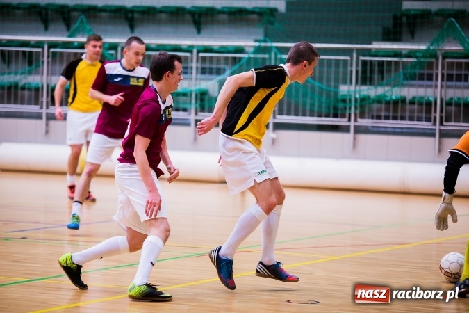 Zdjęcie w galerii na portalu naszraciborz.pl: Rozpoczął się drugi weekend Halowej Ligi Piłki Nożnej. Willa Wiktoria zmiażdżyła Castoramę, ekipa Bruki Trawiński minimalnie lepsza wiadomości z regionu