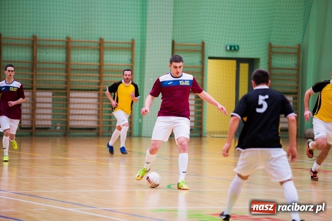 Zdjęcie w galerii na portalu naszraciborz.pl: Rozpoczął się drugi weekend Halowej Ligi Piłki Nożnej. Willa Wiktoria zmiażdżyła Castoramę, ekipa Bruki Trawiński minimalnie lepsza wiadomości z regionu