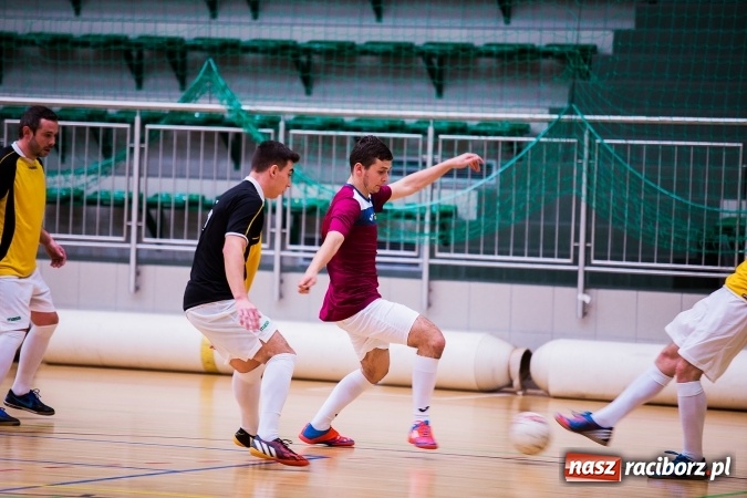 Zdjęcie w galerii na portalu naszraciborz.pl: Rozpoczął się drugi weekend Halowej Ligi Piłki Nożnej. Willa Wiktoria zmiażdżyła Castoramę, ekipa Bruki Trawiński minimalnie lepsza wiadomości z regionu
