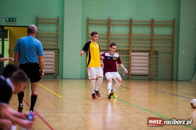 Zdjęcie w galerii na portalu naszraciborz.pl: Rozpoczął się drugi weekend Halowej Ligi Piłki Nożnej. Willa Wiktoria zmiażdżyła Castoramę, ekipa Bruki Trawiński minimalnie lepsza wiadomości z regionu