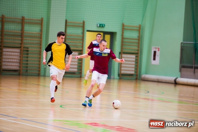 Zdjęcie w galerii na portalu naszraciborz.pl: Rozpoczął się drugi weekend Halowej Ligi Piłki Nożnej. Willa Wiktoria zmiażdżyła Castoramę, ekipa Bruki Trawiński minimalnie lepsza wiadomości z regionu