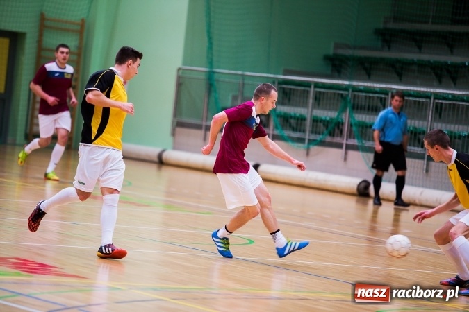 Zdjęcie w galerii na portalu naszraciborz.pl: Rozpoczął się drugi weekend Halowej Ligi Piłki Nożnej. Willa Wiktoria zmiażdżyła Castoramę, ekipa Bruki Trawiński minimalnie lepsza wiadomości z regionu