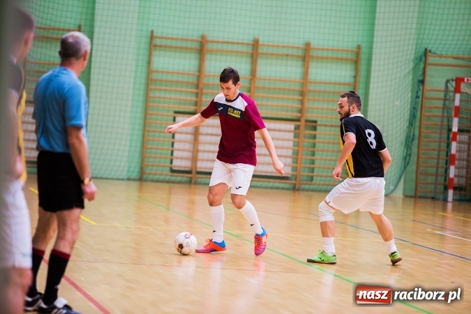 Zdjęcie w galerii na portalu naszraciborz.pl: Rozpoczął się drugi weekend Halowej Ligi Piłki Nożnej. Willa Wiktoria zmiażdżyła Castoramę, ekipa Bruki Trawiński minimalnie lepsza wiadomości z regionu