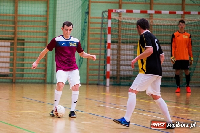 Zdjęcie w galerii na portalu naszraciborz.pl: Rozpoczął się drugi weekend Halowej Ligi Piłki Nożnej. Willa Wiktoria zmiażdżyła Castoramę, ekipa Bruki Trawiński minimalnie lepsza wiadomości z regionu