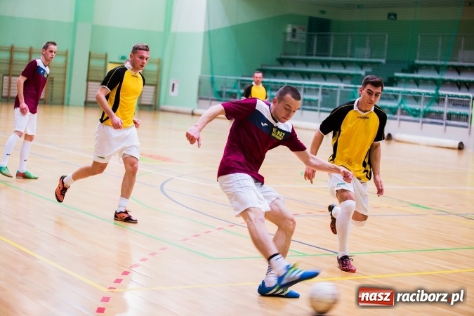 Zdjęcie w galerii na portalu naszraciborz.pl: Rozpoczął się drugi weekend Halowej Ligi Piłki Nożnej. Willa Wiktoria zmiażdżyła Castoramę, ekipa Bruki Trawiński minimalnie lepsza wiadomości z regionu