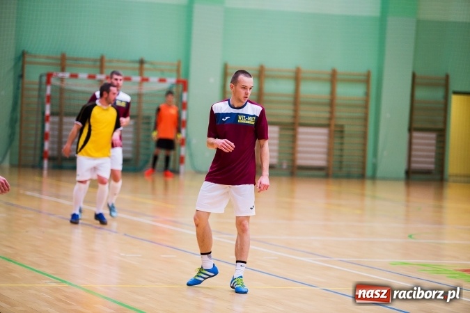 Zdjęcie w galerii na portalu naszraciborz.pl: Rozpoczął się drugi weekend Halowej Ligi Piłki Nożnej. Willa Wiktoria zmiażdżyła Castoramę, ekipa Bruki Trawiński minimalnie lepsza wiadomości z regionu