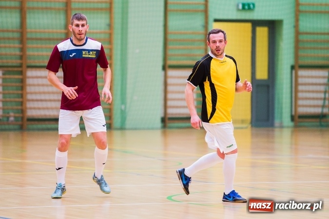 Zdjęcie w galerii na portalu naszraciborz.pl: Rozpoczął się drugi weekend Halowej Ligi Piłki Nożnej. Willa Wiktoria zmiażdżyła Castoramę, ekipa Bruki Trawiński minimalnie lepsza wiadomości z regionu