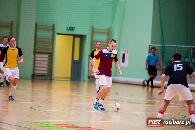 Zdjęcie w galerii na portalu naszraciborz.pl: Rozpoczął się drugi weekend Halowej Ligi Piłki Nożnej. Willa Wiktoria zmiażdżyła Castoramę, ekipa Bruki Trawiński minimalnie lepsza wiadomości z regionu