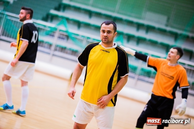 Zdjęcie w galerii na portalu naszraciborz.pl: Rozpoczął się drugi weekend Halowej Ligi Piłki Nożnej. Willa Wiktoria zmiażdżyła Castoramę, ekipa Bruki Trawiński minimalnie lepsza wiadomości z regionu