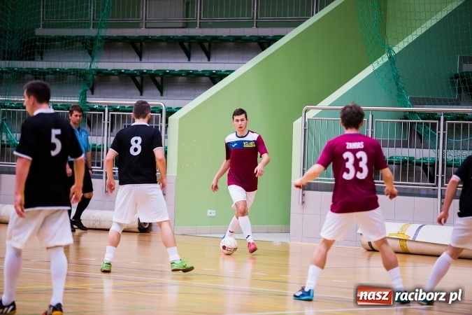 Zdjęcie w galerii na portalu naszraciborz.pl: Rozpoczął się drugi weekend Halowej Ligi Piłki Nożnej. Willa Wiktoria zmiażdżyła Castoramę, ekipa Bruki Trawiński minimalnie lepsza wiadomości z regionu