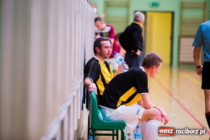 Zdjęcie w galerii na portalu naszraciborz.pl: Rozpoczął się drugi weekend Halowej Ligi Piłki Nożnej. Willa Wiktoria zmiażdżyła Castoramę, ekipa Bruki Trawiński minimalnie lepsza wiadomości z regionu