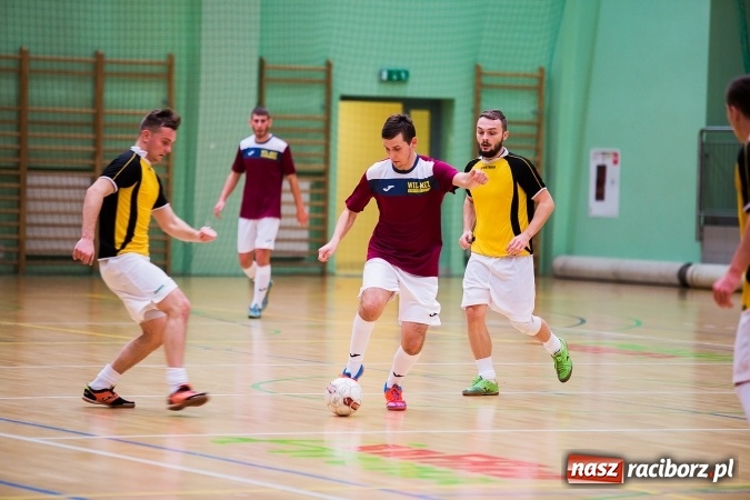 Zdjęcie w galerii na portalu naszraciborz.pl: Rozpoczął się drugi weekend Halowej Ligi Piłki Nożnej. Willa Wiktoria zmiażdżyła Castoramę, ekipa Bruki Trawiński minimalnie lepsza wiadomości z regionu