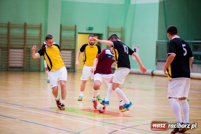 Zdjęcie w galerii na portalu naszraciborz.pl: Rozpoczął się drugi weekend Halowej Ligi Piłki Nożnej. Willa Wiktoria zmiażdżyła Castoramę, ekipa Bruki Trawiński minimalnie lepsza wiadomości z regionu