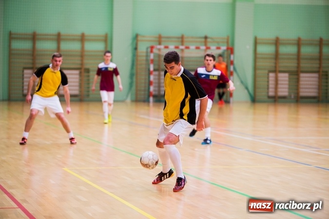 Zdjęcie w galerii na portalu naszraciborz.pl: Rozpoczął się drugi weekend Halowej Ligi Piłki Nożnej. Willa Wiktoria zmiażdżyła Castoramę, ekipa Bruki Trawiński minimalnie lepsza wiadomości z regionu