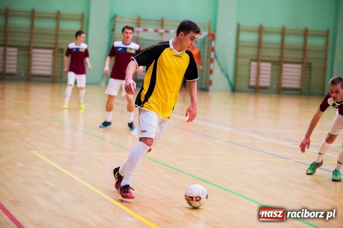 Zdjęcie w galerii na portalu naszraciborz.pl: Rozpoczął się drugi weekend Halowej Ligi Piłki Nożnej. Willa Wiktoria zmiażdżyła Castoramę, ekipa Bruki Trawiński minimalnie lepsza wiadomości z regionu