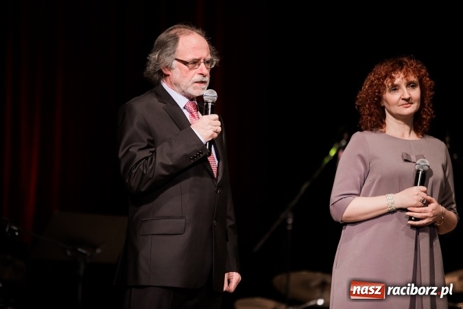 Zdjęcie w galerii na portalu naszraciborz.pl: Władysław Mołdrzyk z nagrodą animatora kultury. Hanna Banaszak na finał Palm Jazz wiadomości z regionu