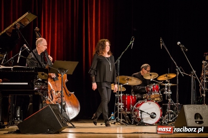 Zdjęcie w galerii na portalu naszraciborz.pl: Władysław Mołdrzyk z nagrodą animatora kultury. Hanna Banaszak na finał Palm Jazz wiadomości z regionu