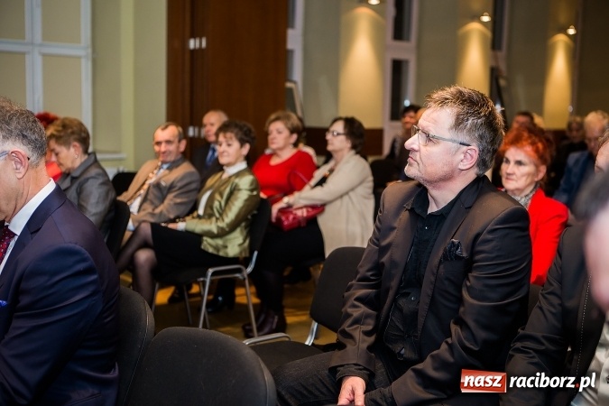 Zdjęcie w galerii na portalu naszraciborz.pl: Władysław Mołdrzyk z nagrodą animatora kultury. Hanna Banaszak na finał Palm Jazz wiadomości z regionu