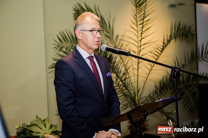 Zdjęcie w galerii na portalu naszraciborz.pl: Władysław Mołdrzyk z nagrodą animatora kultury. Hanna Banaszak na finał Palm Jazz wiadomości z regionu