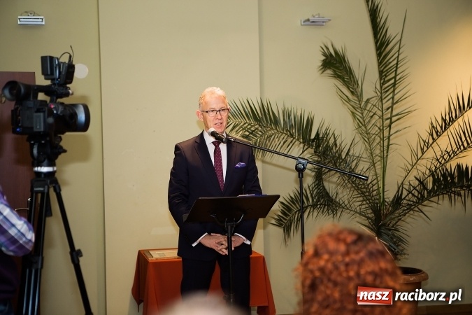 Zdjęcie w galerii na portalu naszraciborz.pl: Władysław Mołdrzyk z nagrodą animatora kultury. Hanna Banaszak na finał Palm Jazz wiadomości z regionu