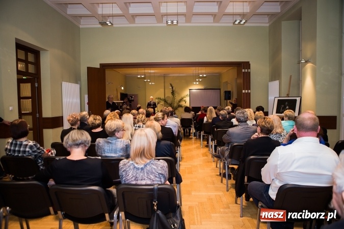 Zdjęcie w galerii na portalu naszraciborz.pl: Władysław Mołdrzyk z nagrodą animatora kultury. Hanna Banaszak na finał Palm Jazz wiadomości z regionu