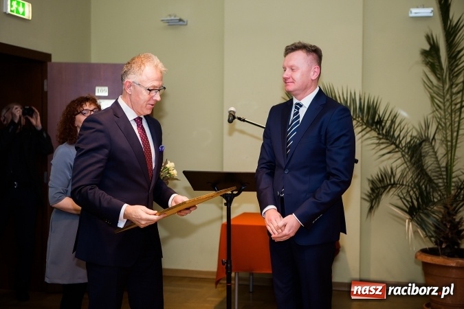 Zdjęcie w galerii na portalu naszraciborz.pl: Władysław Mołdrzyk z nagrodą animatora kultury. Hanna Banaszak na finał Palm Jazz wiadomości z regionu