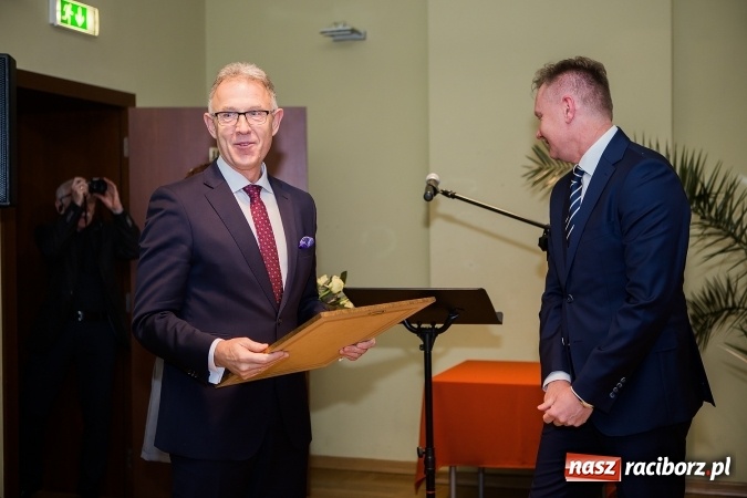 Zdjęcie w galerii na portalu naszraciborz.pl: Władysław Mołdrzyk z nagrodą animatora kultury. Hanna Banaszak na finał Palm Jazz wiadomości z regionu