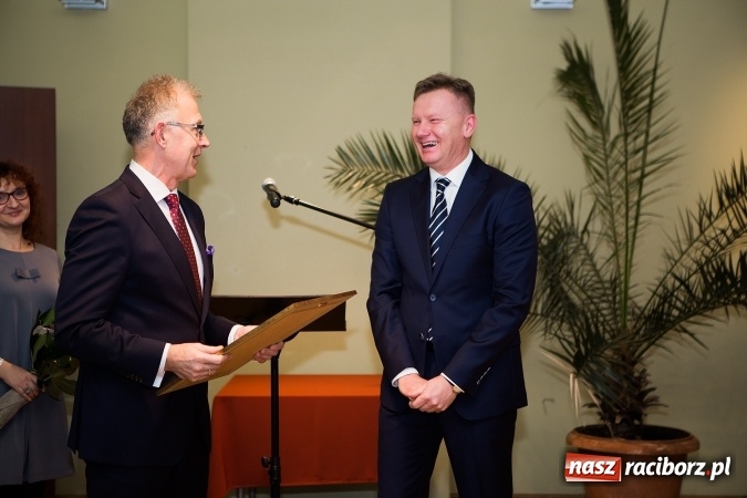 Zdjęcie w galerii na portalu naszraciborz.pl: Władysław Mołdrzyk z nagrodą animatora kultury. Hanna Banaszak na finał Palm Jazz wiadomości z regionu