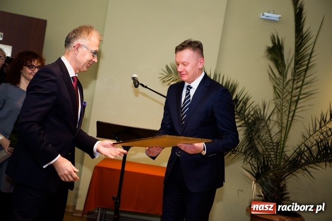 Zdjęcie w galerii na portalu naszraciborz.pl: Władysław Mołdrzyk z nagrodą animatora kultury. Hanna Banaszak na finał Palm Jazz wiadomości z regionu