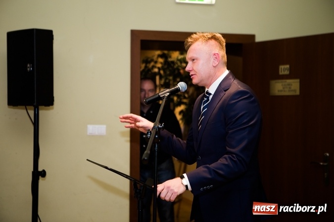 Zdjęcie w galerii na portalu naszraciborz.pl: Władysław Mołdrzyk z nagrodą animatora kultury. Hanna Banaszak na finał Palm Jazz wiadomości z regionu