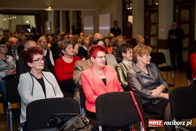 Zdjęcie w galerii na portalu naszraciborz.pl: Władysław Mołdrzyk z nagrodą animatora kultury. Hanna Banaszak na finał Palm Jazz wiadomości z regionu