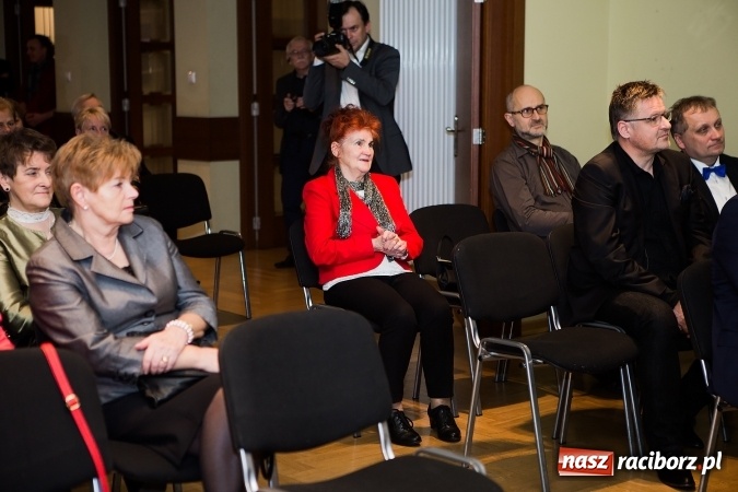 Zdjęcie w galerii na portalu naszraciborz.pl: Władysław Mołdrzyk z nagrodą animatora kultury. Hanna Banaszak na finał Palm Jazz wiadomości z regionu