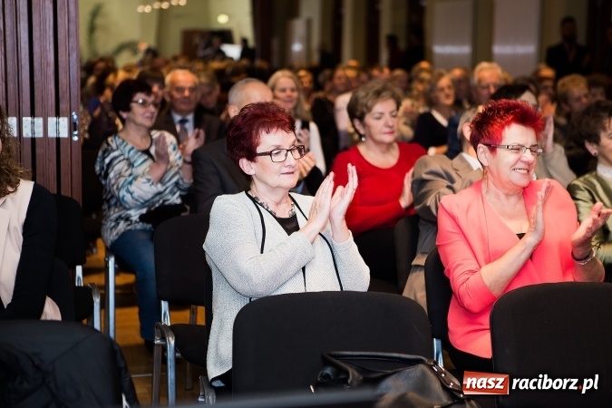 Zdjęcie w galerii na portalu naszraciborz.pl: Władysław Mołdrzyk z nagrodą animatora kultury. Hanna Banaszak na finał Palm Jazz wiadomości z regionu