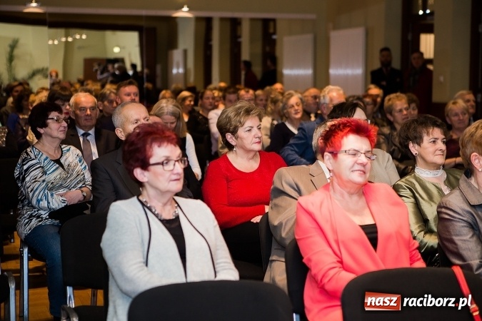 Zdjęcie w galerii na portalu naszraciborz.pl: Władysław Mołdrzyk z nagrodą animatora kultury. Hanna Banaszak na finał Palm Jazz wiadomości z regionu