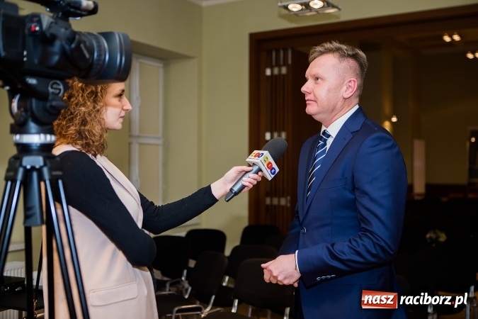 Zdjęcie w galerii na portalu naszraciborz.pl: Władysław Mołdrzyk z nagrodą animatora kultury. Hanna Banaszak na finał Palm Jazz wiadomości z regionu