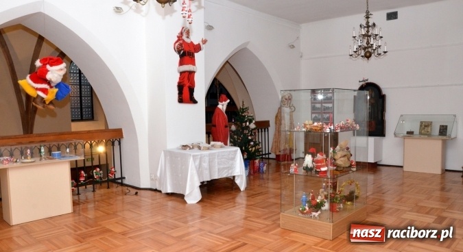Zdjęcie w galerii na portalu naszraciborz.pl: Gdzie jest święty Mikołaj? Nowa wystawa od wczoraj w raciborskim Muzeum wiadomości z regionu
