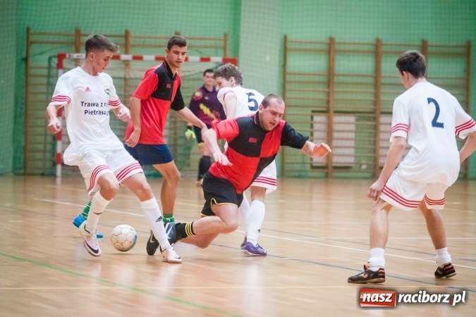 Zdjęcie w galerii na portalu naszraciborz.pl: Sobotni wieczór z HLPN. Grała druga liga. Piękny Trawnik lepszy od Stolarni, Max-Fit Baborów zdeklasował Amatorów wiadomości z regionu