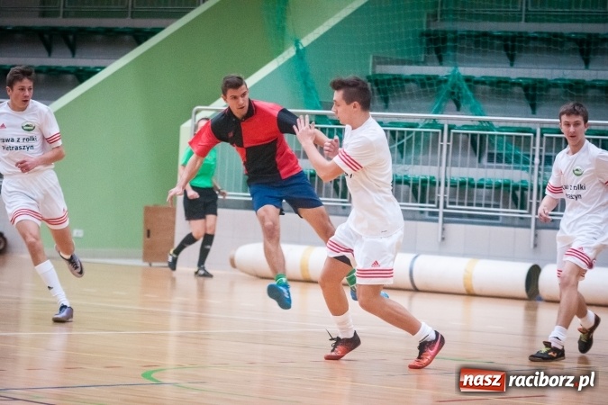 Zdjęcie w galerii na portalu naszraciborz.pl: Sobotni wieczór z HLPN. Grała druga liga. Piękny Trawnik lepszy od Stolarni, Max-Fit Baborów zdeklasował Amatorów wiadomości z regionu