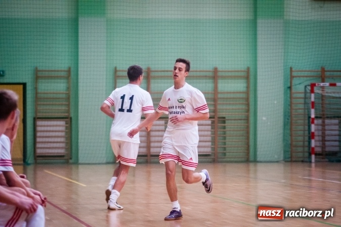 Zdjęcie w galerii na portalu naszraciborz.pl: Sobotni wieczór z HLPN. Grała druga liga. Piękny Trawnik lepszy od Stolarni, Max-Fit Baborów zdeklasował Amatorów wiadomości z regionu