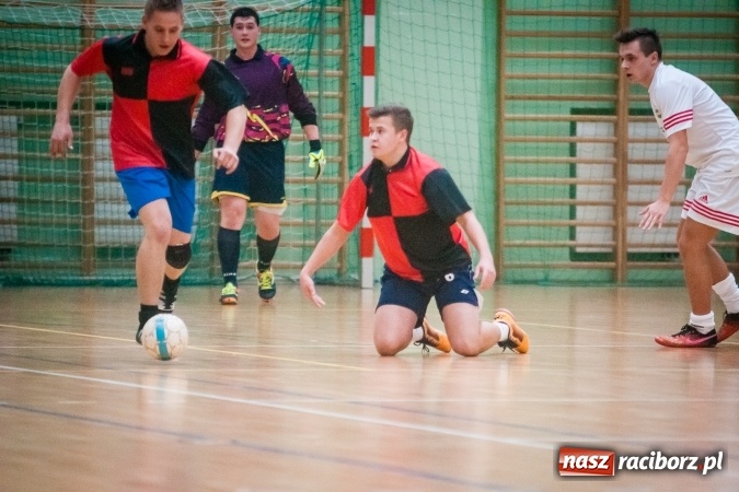 Zdjęcie w galerii na portalu naszraciborz.pl: Sobotni wieczór z HLPN. Grała druga liga. Piękny Trawnik lepszy od Stolarni, Max-Fit Baborów zdeklasował Amatorów wiadomości z regionu
