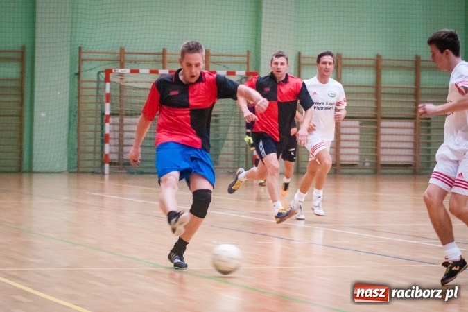 Zdjęcie w galerii na portalu naszraciborz.pl: Sobotni wieczór z HLPN. Grała druga liga. Piękny Trawnik lepszy od Stolarni, Max-Fit Baborów zdeklasował Amatorów wiadomości z regionu