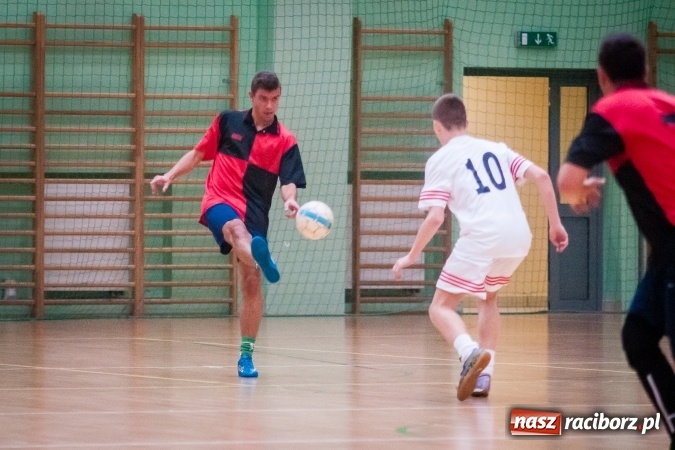 Zdjęcie w galerii na portalu naszraciborz.pl: Sobotni wieczór z HLPN. Grała druga liga. Piękny Trawnik lepszy od Stolarni, Max-Fit Baborów zdeklasował Amatorów wiadomości z regionu