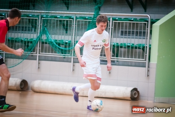 Zdjęcie w galerii na portalu naszraciborz.pl: Sobotni wieczór z HLPN. Grała druga liga. Piękny Trawnik lepszy od Stolarni, Max-Fit Baborów zdeklasował Amatorów wiadomości z regionu