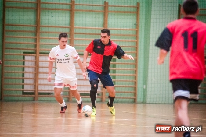 Zdjęcie w galerii na portalu naszraciborz.pl: Sobotni wieczór z HLPN. Grała druga liga. Piękny Trawnik lepszy od Stolarni, Max-Fit Baborów zdeklasował Amatorów wiadomości z regionu