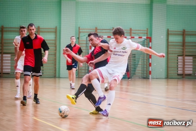 Zdjęcie w galerii na portalu naszraciborz.pl: Sobotni wieczór z HLPN. Grała druga liga. Piękny Trawnik lepszy od Stolarni, Max-Fit Baborów zdeklasował Amatorów wiadomości z regionu