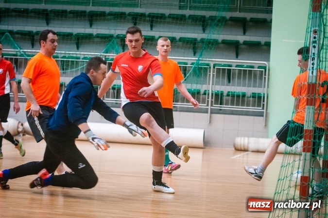 Zdjęcie w galerii na portalu naszraciborz.pl: Sobotni wieczór z HLPN. Grała druga liga. Piękny Trawnik lepszy od Stolarni, Max-Fit Baborów zdeklasował Amatorów wiadomości z regionu