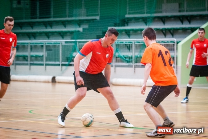 Zdjęcie w galerii na portalu naszraciborz.pl: Sobotni wieczór z HLPN. Grała druga liga. Piękny Trawnik lepszy od Stolarni, Max-Fit Baborów zdeklasował Amatorów wiadomości z regionu