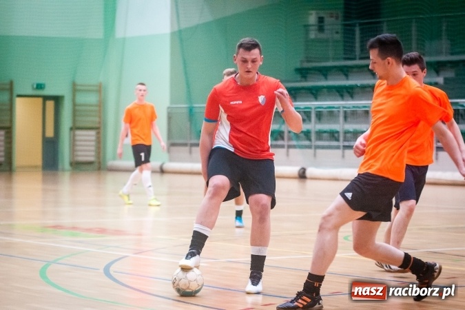Zdjęcie w galerii na portalu naszraciborz.pl: Sobotni wieczór z HLPN. Grała druga liga. Piękny Trawnik lepszy od Stolarni, Max-Fit Baborów zdeklasował Amatorów wiadomości z regionu