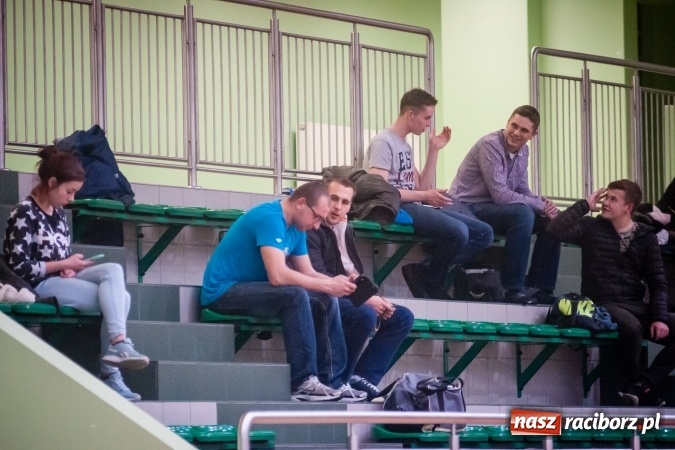 Zdjęcie w galerii na portalu naszraciborz.pl: Sobotni wieczór z HLPN. Grała druga liga. Piękny Trawnik lepszy od Stolarni, Max-Fit Baborów zdeklasował Amatorów wiadomości z regionu