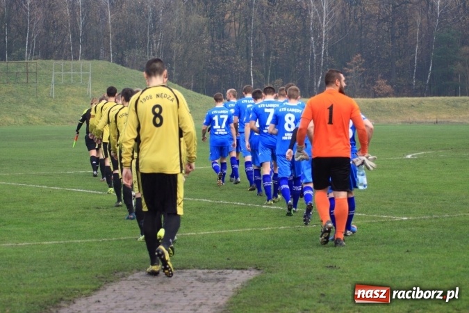 Zdjęcie w galerii na portalu naszraciborz.pl: Skromne zwycięstwo Nędzy w Łabędach na zakończenie rundy jesiennej wiadomości z regionu
